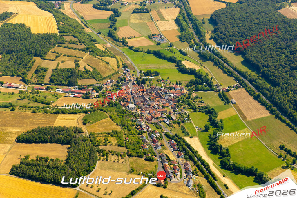 Das Luftbild zeigt : Halsheim Arnstein - Die Luftaufnahme wurde 2023 vom UL-Flugzeug aus erstellt ( keine Drohne ) - Hochauflösende Luftaufnahme - Für grossformatige Ausdrucke geeignet. Die Geschenkidee !Mit Lizenz und Bildrechte bestellbar