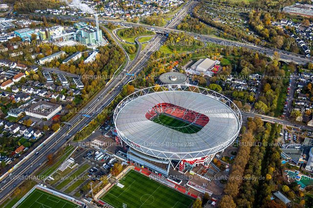 Leverkusen231100775BayArena | Luftbild, BayArena Bundesligastadion des Bayer 04 Leverkusen Fußballvereins, umgeben von herbstlichen Laubbäumen, am Autobahnkreuz Leverkusen zwischen den Autobahnen A1 und A3, Ostermann-Arena Rundsporthalle, Küppersteg, Leverkusen, Rheinland, Nordrhein-Westfalen, Deutschland