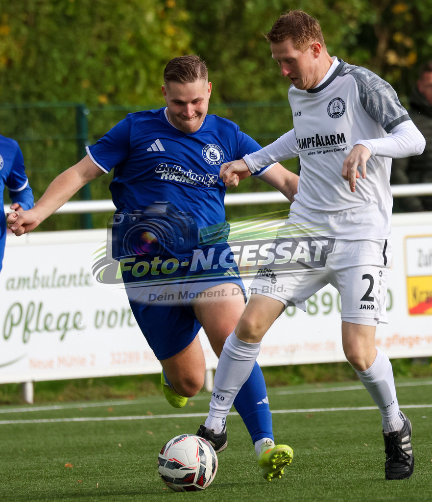 TuS Bruchmühlen - Bünder SV | Auf dem Bild zu sehen: blau TuS Bruchmühlen: Justin Höhne ; weiß Bünder SV: Tobias Zwiener TuS Bruchmühlen, Bünder SV, Saison 26/27, Kreisliga A, Bruchmühlen, Deutschland - Realisiert mit Pictrs.com