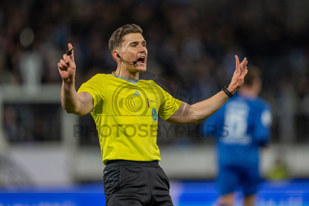 SV Stuttgarter Kickers vs. SGV Freiberg, Fussball, WFV-Pokal, Viertelfinale, 17.03.2026 | Schiedsrichter Felix Prigan gibt klare Anweisungen,SV Stuttgarter Kickers vs. SGV Freiberg, Fussball, WFV-Pokal, Viertelfinale, 17.03.2026Foto: photosbyphips/Philip Ziegler