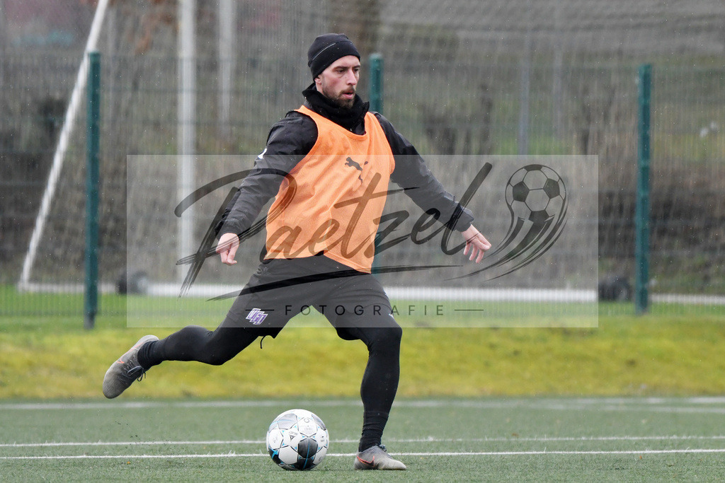 20200203_TRAOSN_0019 | Fußball, Herren: Manuel Farrona Pulido (VfL Osnabrueck) in Aktion, am Ball, Einzelaktion waehrend der Trainingseinheit des VfL Osnabrueck im Sportpark Illoshoehe am 03.02.2020 in Osnabrueck, Deutschland. - Realisiert mit Pictrs.com