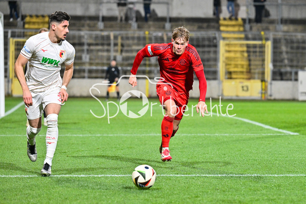 FC Bayern Amateure - FC Augsburg II | im Duell Daniel KATIC (FC Augsburg II 4) und Samuel UNSOELD (FC Bayern München II #7) / Zweikampf / Regionalliga Bayern: FC Bayern Muenchen II - FC Augsburg II, Gruenwalder Stadion am 14.03.2025