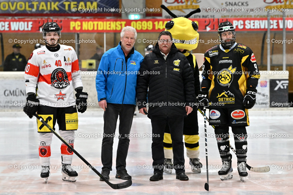 EC MET PHOTOVOLTAIK HORNETS SPITTAL vs. EV ZELTWEG MURTAL LIONS | Ehrenbully, #40 Forcher Andreas EV ZELTWEG MURTAL LIONS,  Cafe Sawe Spittal, Obmann EC Hornets Spittal Ludwig Zauchner, #9 Essmann Kevin EC Hornets Spittal, EC MET PHOTOVOLTAIK HORNETS SPITTAL vs. EV ZELTWEG MURTAL LIONS, EC MET PHOTOVOLTAIK HORNETS SPITTAL vs. EV ZELTWEG MURTAL LIONS am 08.02.2026 in Spittal an der Drau (Eissportzentrum Spittal), Austria, (Photo by Bernd Stefan)
