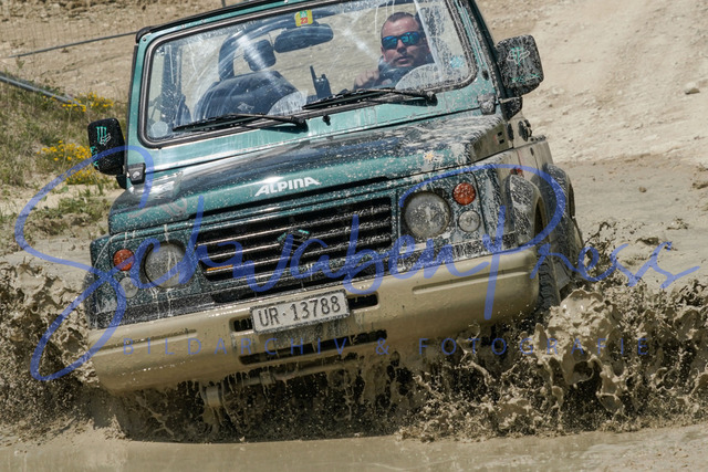 DSC09100 | Vierradfahrzeuge testen unterschiedliches Terrain - ueber Stock und Stein

Offroad Grundkurs im Steinbruch. Unterschiedliche Fahrgegebenheiten mit dem gelaendegaengigem Offroad-Fahrzeug. 

Deutschland, Geisingen, Steinbruch Meichle und Mohr, 10.06.2023