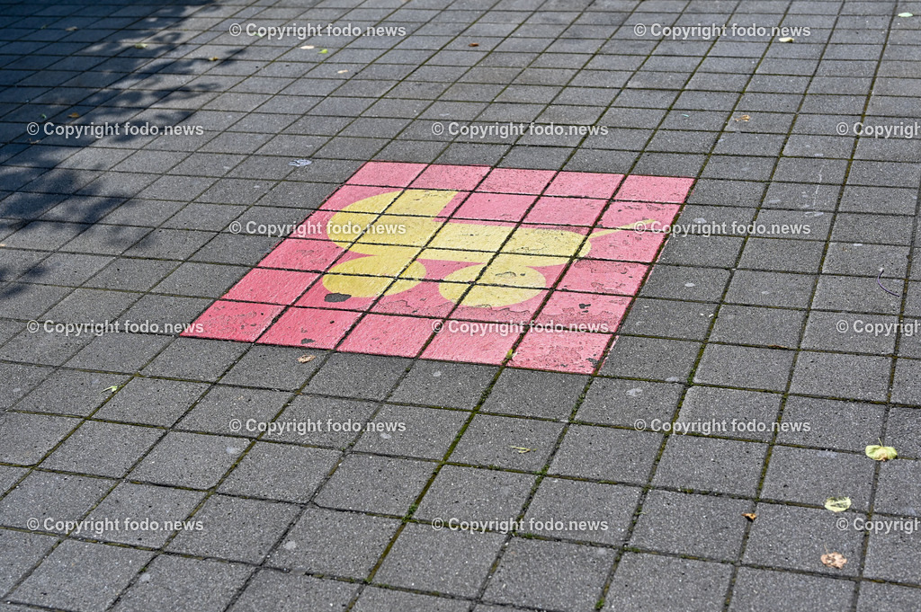 Parkplatz Supermarkt_  Kinderwagen_ Familie_ 06.06.2023-4 | 06.06.2023, Linz, AUT, Parkplatz Supermarkt, Familie, Kinderwagen, im Bild Supermarkt Parkplatz fuer Familien reserviert