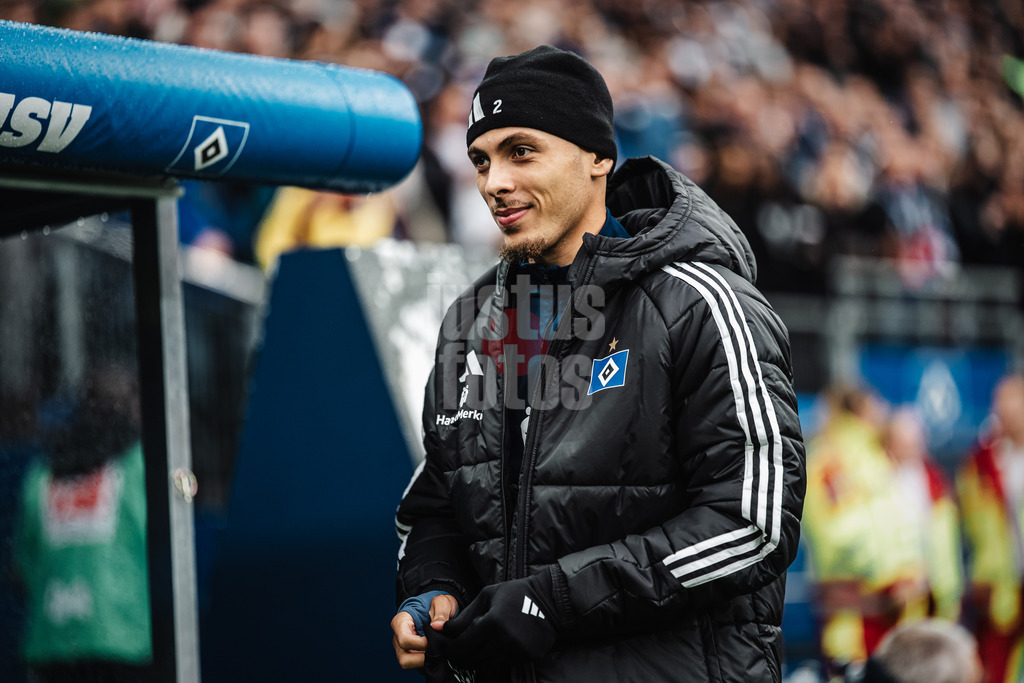 Fußball | Männer | Saison 2025/2026 | 1. Fußball-Bundesliga | 6. Spieltag | Hamburger SV vs. 1. FSV Mainz 05 | 05.10.2025 | William Mikelbrencis (#2, HSV) auf dem Weg zur Bank vor dem Spiel