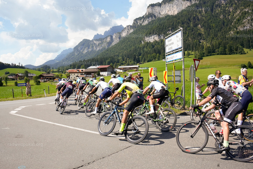 630_20230817_Bewerb_Maenner_Muehlanger | AUT - OESTERREICH, 2023-08-16: SPORT RENNRAD-FAHREN - 55. INTERNATIONALER RADWELTPOKAL IN ST. JOHANN IN TIROL  - Vintage-Radrennen mit WM-Bronze-Medaillen-Siegerin Christina Schweinberger, den Teilnehmer und Alexander Baumann (vom Orginastions-Team) - TAG 2 BEWERB MAENNER IN SECHS GRUPPEN  ; Foto: Roland Muehlanger