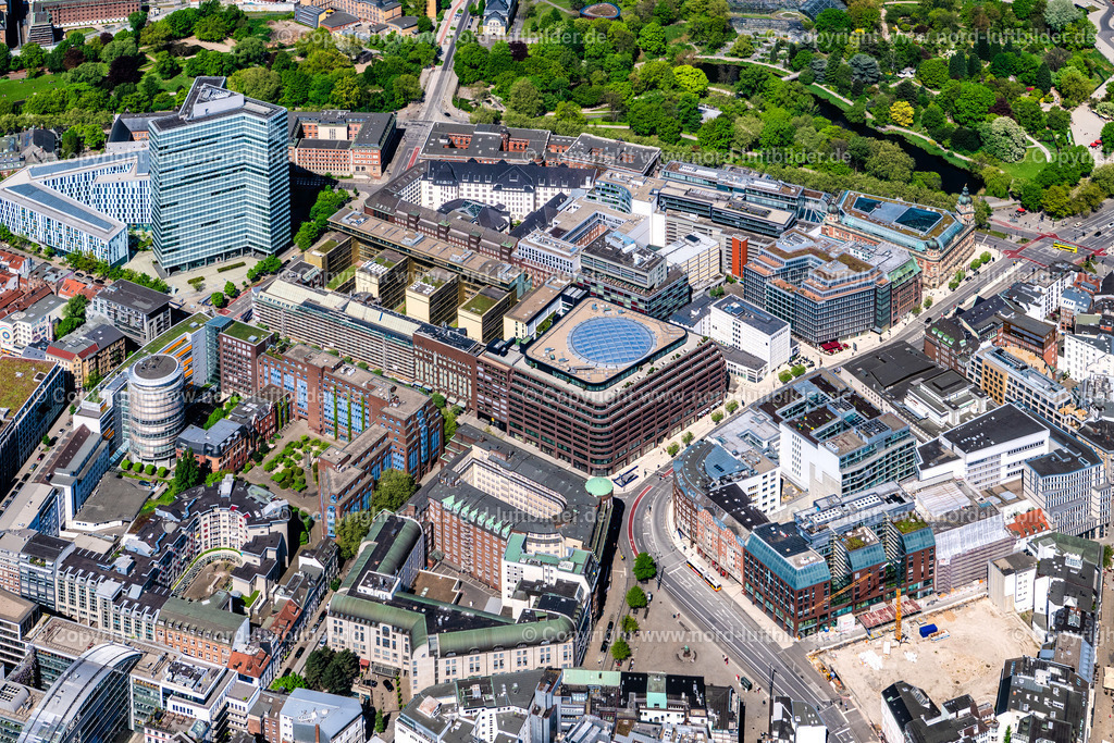 Hamburg_Mitte_Deutschlandhaus_Haspa_Gänsemarkt_ELS_4723010525 | HAMBURG 01.05.2025 Baustelle zum Neubau eines Büro- und Geschäftshauses " Deutschlandhaus " an der Dammtorstraße - Ecke Valentinskamp in Hamburg, Deutschland. Weiterführende Informationen bei: ABG Real Estate Holding GmbH & Co. Kommanditgesellschaft,  Backsteen GmbH,  Hadi Teherani Architects GmbH,  Wenzel+Wenzel GmbH,  ZECH Bau SE. // Construction site to build a new office and commercial building " Dammtorstrasse - corner of Valentinskamp Deutschlandhaus " in Hamburg, Germany. Further information at: ABG Real Estate Holding GmbH & Co. Kommanditgesellschaft,  Backsteen GmbH,  Hadi Teherani Architects GmbH,  Wenzel+Wenzel GmbH,  ZECH Bau SE. Foto: Martin Elsen