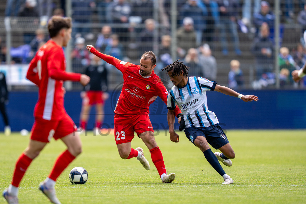 Stuttgarter Kickers vs. SG Sonnenhof Großaspach, Fussball, Regionalliga Suedwest, 34. Spieltag, 16.05.2026 | Zweikampf zwischen Fabian Eisele (SG Sonnenhof Großaspach, #23) und Melkamu Frauendorf (Stuttgarter Kickers, #14),Stuttgarter Kickers vs. SG Sonnenhof Großaspach, Fussball, Regionalliga Suedwest, 34. Spieltag, 16.05.2026