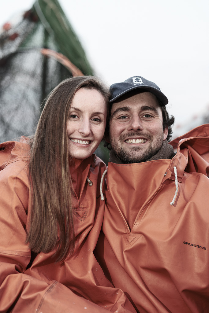 zeitenwende-farbe-02-07 | Schleifischer Christian Ross aus Schleswig und seine Partnerin Georgina Lucius-Clarke, die ihn oft bei seinen Fangfahrten auf der Ostsee begleitet. - Realisiert mit Pictrs.com