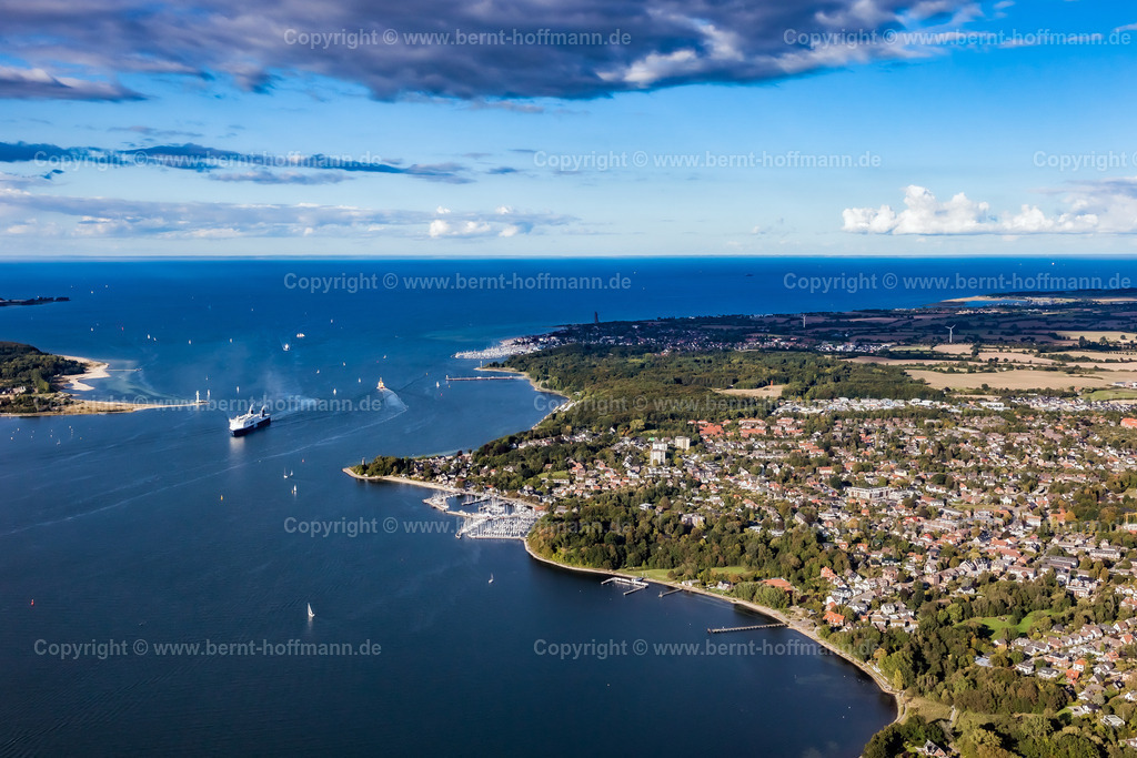 PLB_5472_KielerF_Heikendorf_90x60 | Luftbild, Kieler Förde mit Heikendorf und einem Fährschiff am Leuchtturm Friedrichsort. - Realisiert mit Pictrs.com