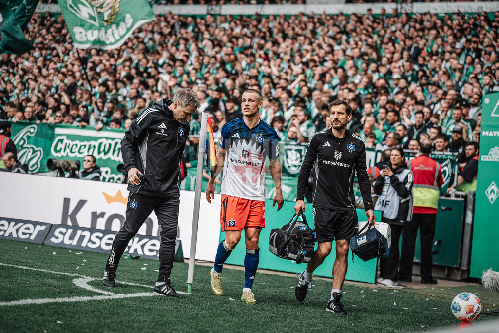 Fußball | Männer | Saison 2025/2026 | 1. Fußball-Bundesliga | 30. Spieltag | SV Werder Bremen vs. Hamburger SV | 18.04.2026 | Miro Muheim (#28, HSV) muss verletzt ausgewechselt werden