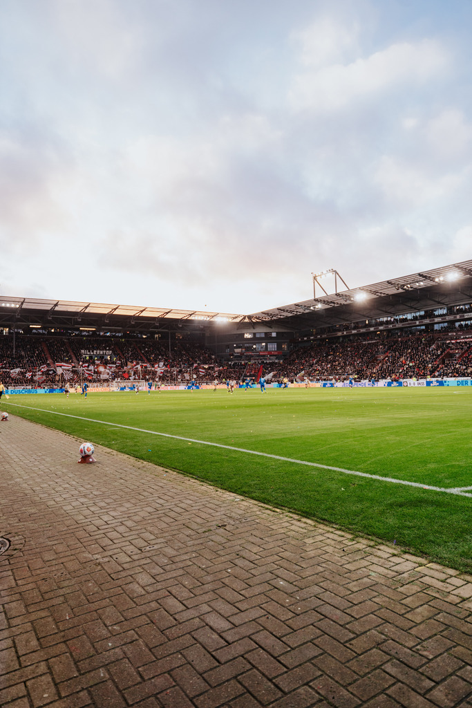 HEV05944 | Der offizielle Shop für FC St. Pauli Fotos. Wähle aus Spielszenen & Fanmomenten dein FCSP Wunschformat. Wir liefern Millerntor-Atmosphäre.