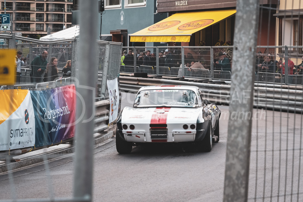 21. Arosa ClassicCar 2025 - 5. September 2025 | Ruedi Stoop aus Thalwil (SUI) in einem Chevrolet Corvette C2 aus dem Jahre 1964 mit Startnummer 307 am Arosa ClassicCar 2025 in der Kategorie Sport Trophy..@arosaclassiccar, @arosa.official, #arosaclassiccar, #arosa, #76curves, #classiccarBild: Sportfotografie Markus Aeschimann | www.markus-aeschimann.ch - Realisiert mit Pictrs.com
