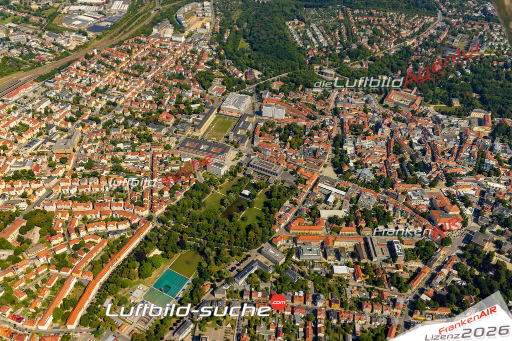 Bild der Stadt Weimar - Die Luftaufnahme wurde 2025 vom UL-Flugzeug heraus erstellt ( keine Drohne ) - Hochauflösende Luftaufnahme - für professionelle Ausdrucke geeignet. Die Geschenkidee !Hier alle&nbsp;Infos zur Lizenzierung der LuftaufnahmeWir fliegen auch dieses Jahr wieder in Ihre Region um Luftbilder zu erstellen.- Luftbild anfragen