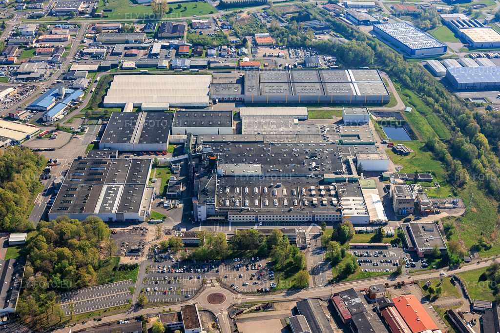 Vue aérienne: Site de production continental à le quartier Zone Industrielle du Grand Bois in Saargemünd dans le département Moselle, France.Photo: IMG_154992.jpg prise le 18/04/2026 par Werner Riehm/FLY-FOTO.euRésolution de l'original: 5654 x 3769 pxWWW.CONTINENTAL-PNEUS.FR