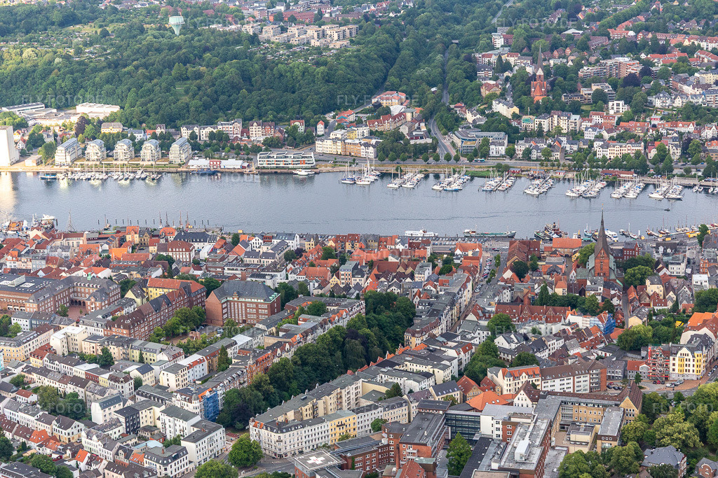 Luftbild: Ostufer der Förde, Yachthafen am Hafendamm, Hafensspitze in Flensburg im Bundesland Schleswig-Holstein in Deutschland. Foto: IMG_127727.jpg vom 23.07.2021 durch Werner Riehm/FLY-FOTO.de