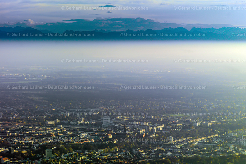 3198746 | Blick über München bis zu den Alpen. Herbstwetterlage in München mit einem Dunstschleier über der Stadt. Im Bundesland Bayern