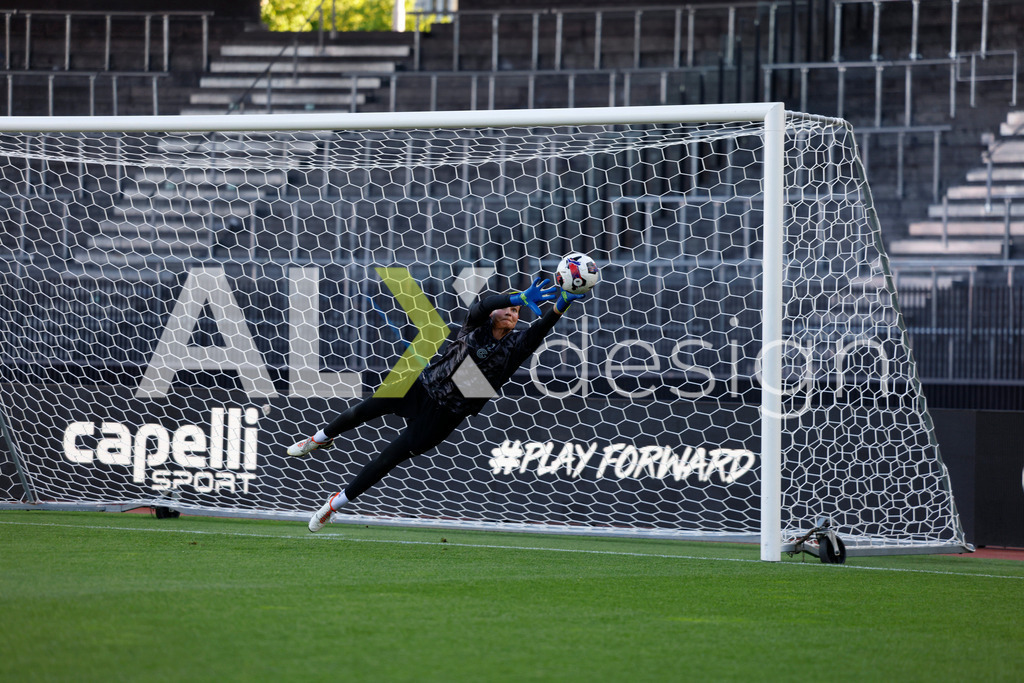 GC Zürich vs FC Zürich - AXA Women’s Super League Playoffs - Stadion Letzigrund | LAUREN KOZAL of Grasshopper Club Zürich before the AXA Women’s Super League Playoffs quarter-final second leg between GC Zürich and FC Zürich at Stadion Letzigrund, Zurich, Switzerland. - Realisiert mit Pictrs.com