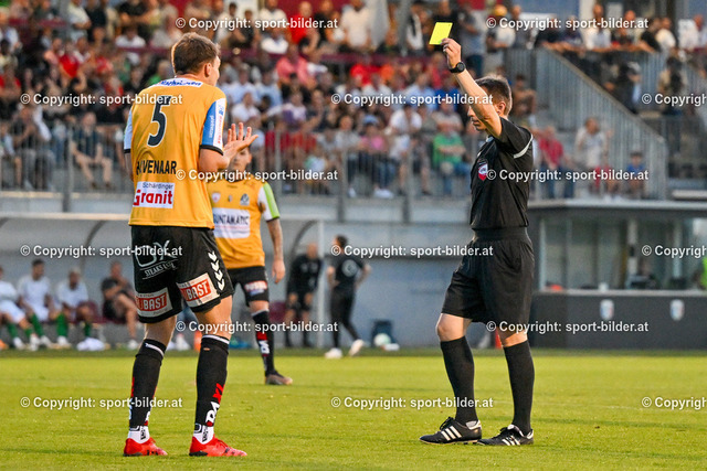 AUT, SPG WSC Hertha / FC Wels vs SV Ried | 22.07.2023, Huber Arena Wels, AUT, OEFB Uniqa Cup, SPG WSC Hertha / FC Wels vs SV Ried, im Bild Gerhard Grobelnik (Schiedsrichter) zeigt Nikki Havenaar (Ried) die gelbe Karte



// OEFB Uniqa Cup Match between SPG WSC Hertha / FC Wels vs SV Ried in Wels, Austria on 2023/07/22