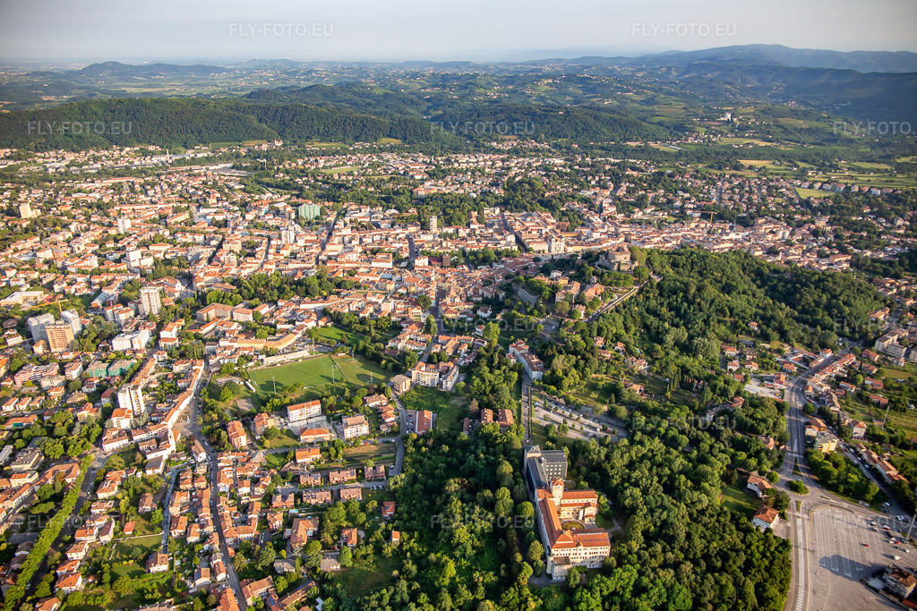 Vue aérienne: Centre-ville vu du sud-est à Gorizia dans le département Gorizia, Italie. Photo: IMG_137614.jpg prise le 16/07/2023 par Werner Riehm/FLY-FOTO.eu – Résolution de l'original: 5472 x 3648 px