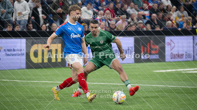 SHFV Lotto Masters 2024 | 20240113_7091, 13.01.2024, SHFV Lotto Masters 2024, Gruppe B, Holstein Kiel (blau) vs. PSV Neumünster (grün), Nico Mai (Holstein #3) / Tim Möller (PSV #21) - Realisiert mit Pictrs.com