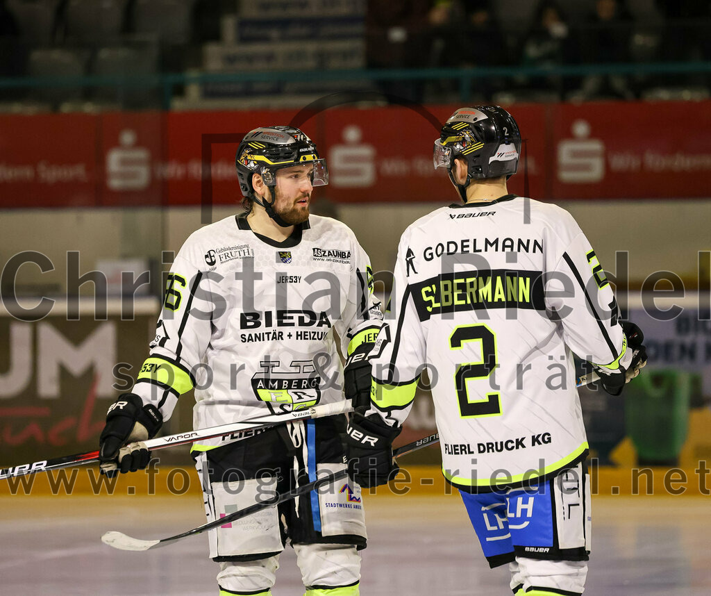 2024-02-16_077_TSV_Erding_gegen_ERSC_Amberg | Erding, Deutschland, 16.02.2024:
Eishockey, Bayernliga Playoffs 2023 / 2024, 1. Spieltag, TSV Erding gegen ERSC Amberg, Endergebnis: 1:2

Aron Schwarz (ERSC Amberg, #96), Mauriz Silbermann (ERSC Amberg, #2)

Foto: Christian Riedel / fotografie-riedel.net