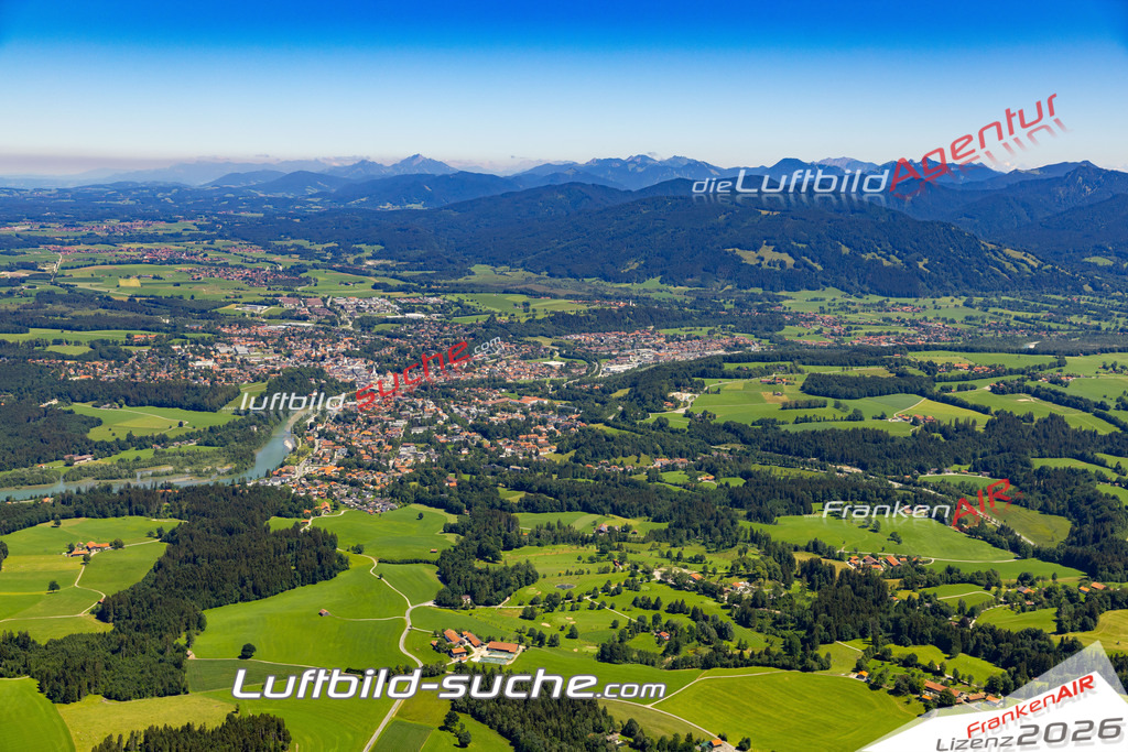 Aktuelles Luftbild von  Bad Tölz - Die Luftaufnahme wurde 2022 mittels UL-Flugzeug erstellt ( keine Drohne ) - hochauflösende Kamera-Systeme von  Canon -Beste Qualität - Für grossformatige Ausdrucke geeignet. Die Geschenkidee !
