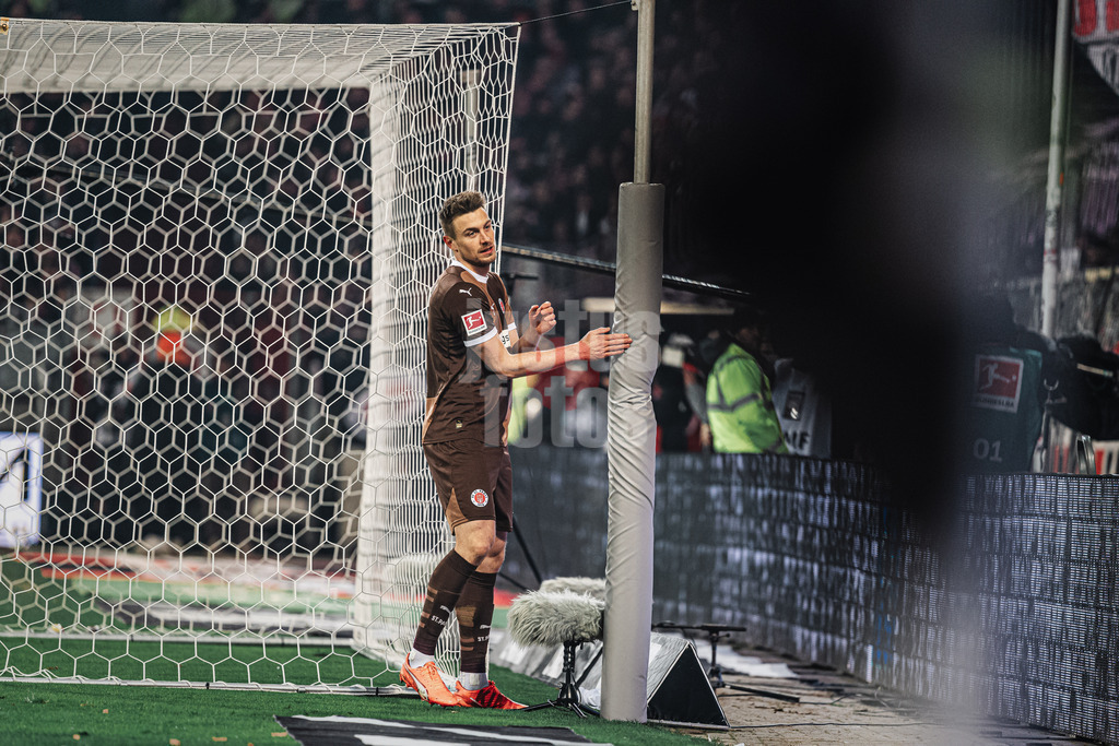 Fußball | Männer | Saison 2024/2025  | Fußball-Bundesliga | 26. Spieltag | FC St. Pauli vs. TSG Hoffenheim | 14.03.2025 | Hauke Wahl (#5, FC St. Pauli) ärgert sich nach einer vergebenen Chance