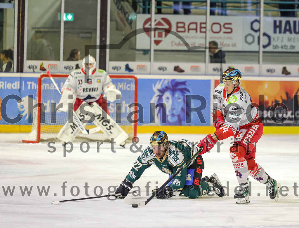 2025-11-16_056_TSV_Erding_gegen_Selber_Woelfe | Erding, Deutschland, 16.11.2025:Eishockey, Oberliga Süd 2025 / 2026, 17. Spieltag, TSV Erding gegen Selber Wölfe, Endergebnis: 3:1Torwart Nico Wiens (Selber Wölfe, #33), Grady Hobbs (Erding Gladiators, #22), Erik Nemec (Selber Wölfe, #14)Foto: Christian Riedel / fotografie-riedel.net