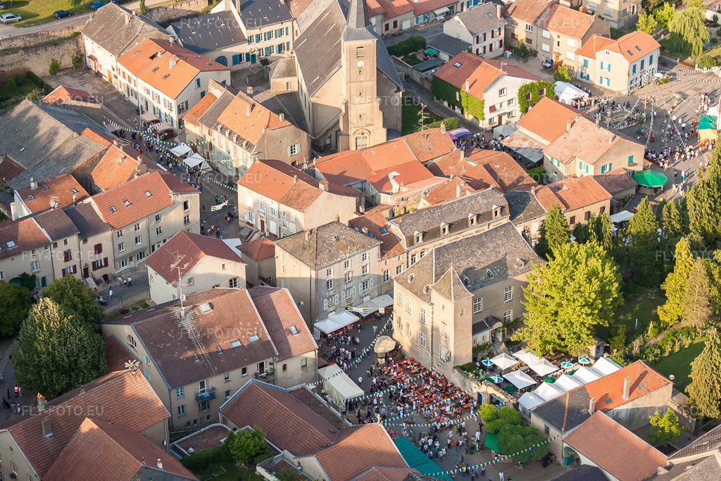 Vue aérienne: Marché médiéval à Rodemack dans le département Moselle, France. Photo: IMG_29493.jpg prise le 26/06/2010 par Werner Riehm/FLY-FOTO.eu – Résolution de l'original: 4405 x 2936 px