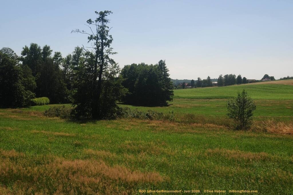Geißmannsdorf-2026-Ortsbilder-627 | Geißmannsdorf bei Bischofswerda im Sommer 2026. Ein fotografischer Streifzug durch das Dorf Geißmannsdorf, mit Gebäuden, Straßen, Strohpuppen und geschmückten Vorgärten und Grundstücken anlässlich der 800-Jahr-Feier von Geißmannsdorf im Juni 2026 - Realisiert mit Pictrs.com