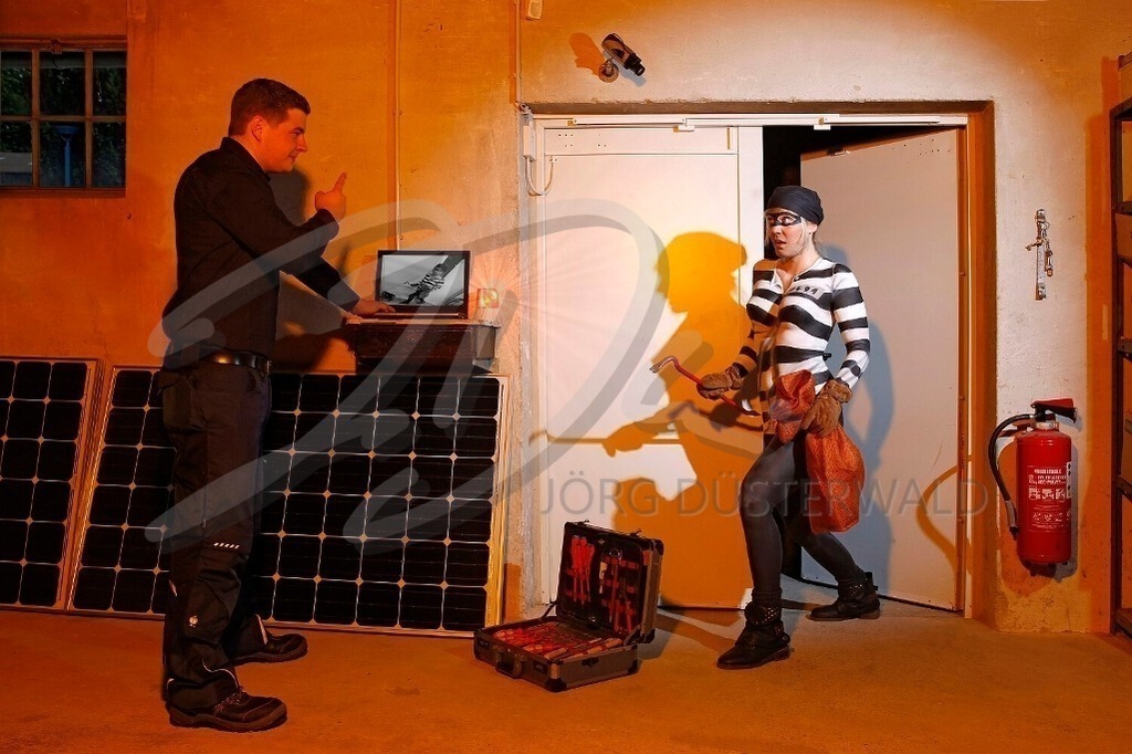 WorkingArt-SICHERHEITSTECHNIKER_5561 | #001 | Modell: Janina | Berufler: Sascha (Fa. Elektroma) | Foto: Tschiponnique Skupin - Realisiert mit Pictrs.com