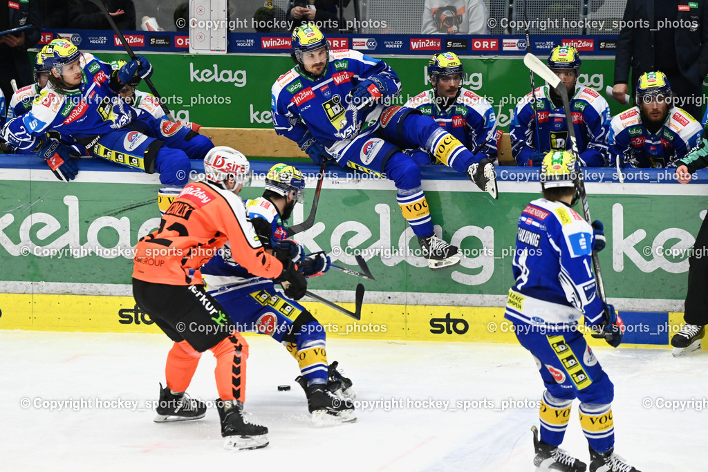 EC IDM WÄRMEPUMPEN VSV vs. MOSER MEDICAL GRAZ99ERS | #22 Kevin Conley Graz 99ers, #14 Johannes Tschurnig EC VSV, Spielerbank EC VSV, #13 Adam Helewka EC VSV, #22 Nikita Scherbak EC VSV, EC IDM WÄRMEPUMPEN VSV vs. MOSER MEDICAL GRAZ99ERS, EC IDM WÄRMEPUMPEN VSV vs. MOSER MEDICAL GRAZ99ERS am 17.03.2026 in Villach (Stadthalle Villach), Austria, (Photo by Bernd Stefan)