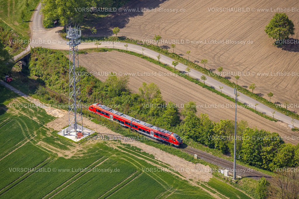 Brilon240503682 | Luftbild, Messturm Anlage und S-Bahn im Feuchtgrünland südlich von Gudenhagen, Brilon, Sauerland, Nordrhein-Westfalen, Deutschland