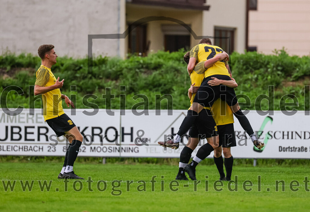 2023-08-09_030_FC_Moosinning_II_gegen_SpVgg_Altenerding | Moosinning, Deutschland, 09.08.2023:
Fußball, Kreisliga 2023 / 2024, 3. Spieltag, FC Moosinning II gegen SpVgg Altenerding, Endergebnis: 1:1

Jubel nach dem 1:0 durch Sebastian Michalak (FC Moosinning, #19)

Foto: Christian Riedel / fotografie-riedel.net