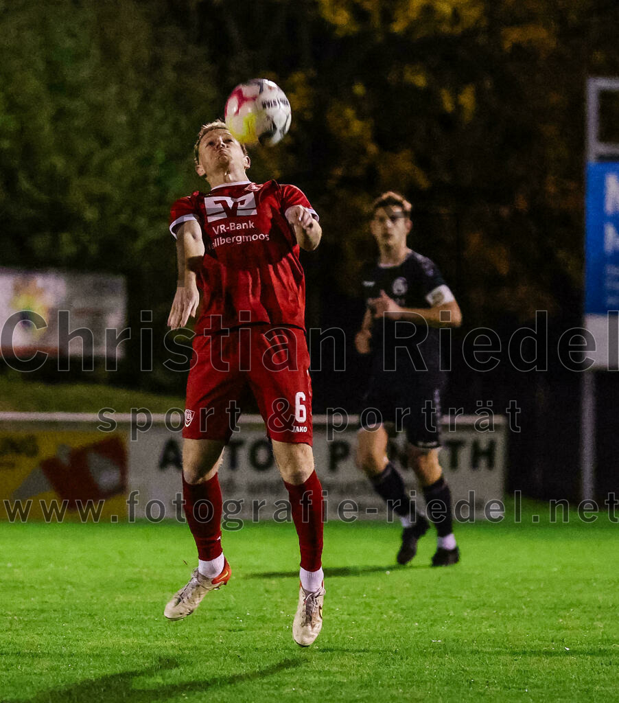 2023-10-27_047_VfB_Hallbergmoos_gegen_FC_Schwaig | Hallbergmoos, Deutschland, 27.10.2023:
Fußball, Landesliga Südost 2023 / 2024, 18. Spieltag, VfB Hallbergmoos gegen FC Schwaig, Endergebnis: 2:3

Florian Schmuckermeier (VfB Hallbergmoos, #6)

Foto: Christian Riedel / fotografie-riedel.net