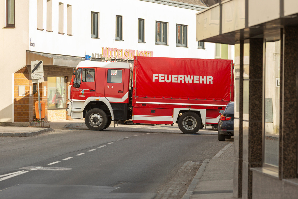 Umzug2025-077_9739 | Fotostrecke: FASCHINGSUMZUG 2025 in Loosdorf. 22 Masken(gruppen)-Teilnehmer: Loosdorfer Vereine, Wirtschaftstreibende, Gemeindeabordnungen sowie Kreditinstitute. rund 700 Besucher entlang der Hauptstrasse. Veranstaltungs-Sicherung durch Mannschaft der FF-Loosdorf mit schwerem Gerät. Maskenprämierung am EKZ-Platz durch Bgm. Thomas Vasku in den Kategorien: Bester Festwagen (Fa. gkonzept-Groissenberger; Beste Personengruppe-ASK-Loosdorf; Beste Einzelperson; Weiteste Anreise-FF Schollach;