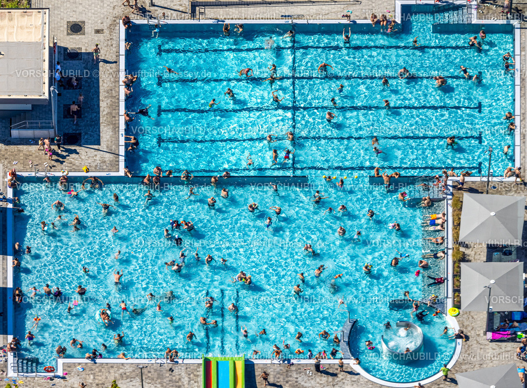 Dinslaken240803329Freibad | Luftbild, DINamare - das stadtwerkebad, Freibad mit Wasserrutsche, Badegäste im Schwimmbecken, Bruch, Dinslaken, Ruhrgebiet, Nordrhein-Westfalen, Deutschland