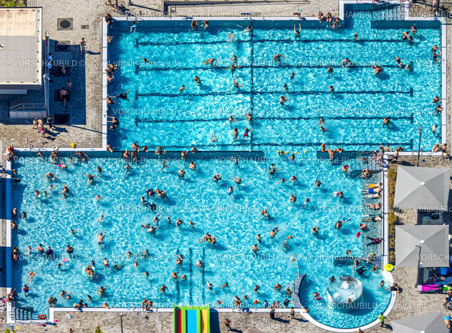 Dinslaken240803329Freibad | Luftbild, DINamare - das stadtwerkebad, Freibad mit Wasserrutsche, Badegäste im Schwimmbecken, Bruch, Dinslaken, Ruhrgebiet, Nordrhein-Westfalen, Deutschland