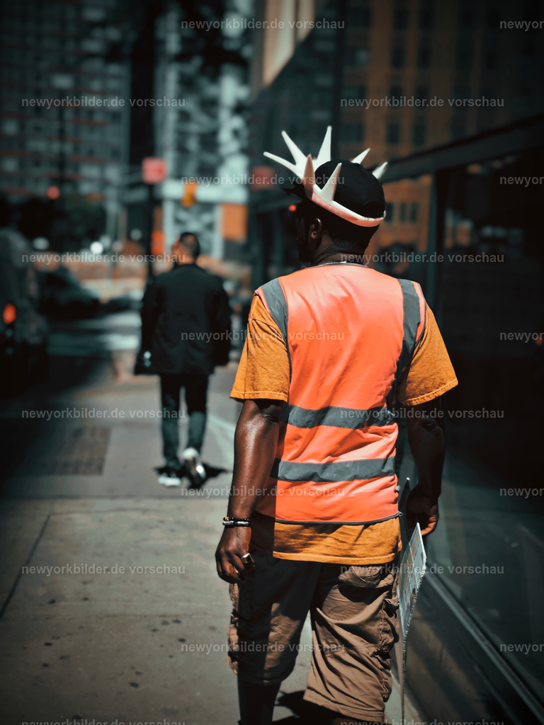 Lady Liberty auf den Straßen | Mitten in den Straßen von Manhattan begegnet man einem Bild, das den Charakter New Yorks perfekt widerspiegelt: Ein Mann geht vor dir, trägt die ikonische Lady Liberty Krone auf dem Kopf und hält Broschüren in der Hand, bereit, Touren zur Freiheitsstatue anzubieten. Die Szene ist voller Leben – Menschen strömen vorbei, Autos rauschen durch die Straßen, und über allem liegt die unverwechselbare Energie dieser Metropole. Wer nicht auf eine Tour gehen möchte, dem empfehle ich die kostenlose Staten Island Ferry für einen toilen Blick auf die Freiheitsstatue.