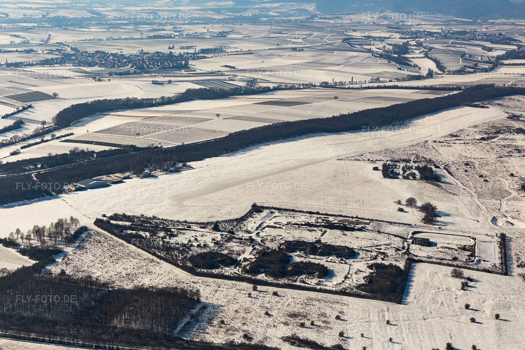 Luftbild: Winterluftbild im Schnee Flugplatz Ebenberg in Landau in der Pfalz im Bundesland Rheinland-Pfalz in Deutschland. Foto: IMG_124718.jpg vom 11.02.2021 durch Werner Riehm/FLY-FOTO.de
