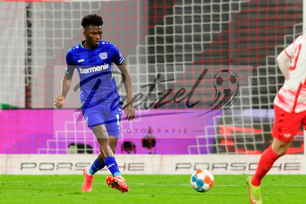 RBLLEV20211128_127 | Fussball, Herren: Edmond Tapsoba (Bayer 04 Leverkusen) in Aktion, am Ball, Einzelaktion bei dem Spiel der 1. Bundesliga zwischen RB Leipzig und Bayer 04 Leverkusen in der Red Bull Arena am 28.11.2021 in Leipzig, Deutschland.DFB / DFL REGULATIONS PROHIBIT ANY USE OF PHOTOGRAPHS AS IMAGE SEQUENCES AND/OR QUASI-VIDEO. - Realisiert mit Pictrs.com