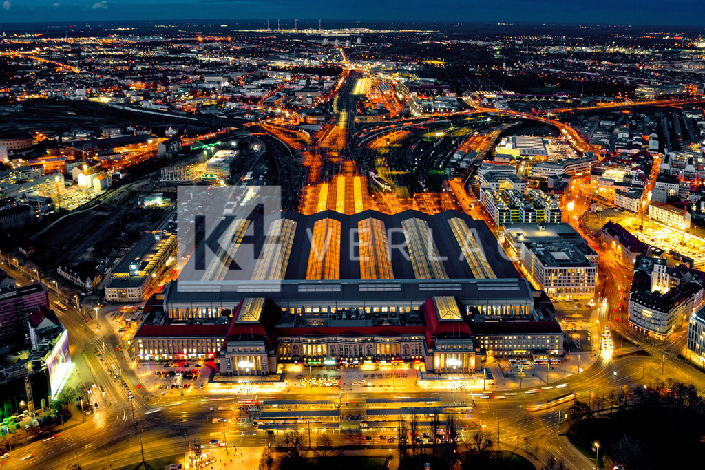 Leipzig-Luftbild-DJI_0208_Hauptbahnhof Kopie | Blick auf den Hauptbahnhof der Stadt Leipzig bei Nacht. - Realisiert mit Pictrs.com