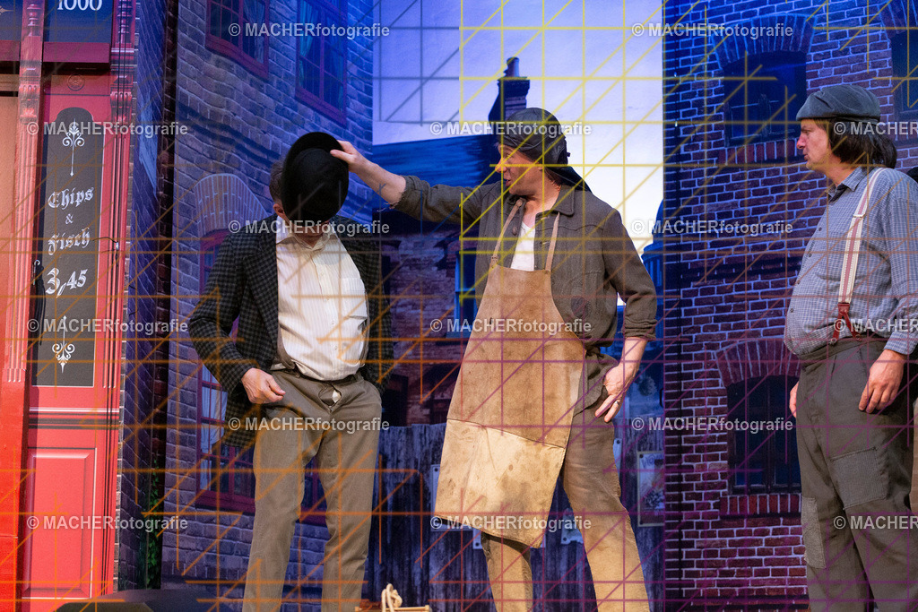 164_MFL-2025 | Portraitbilder von Regisseur; Darsteller; Techniker; Maske; Kostüme; Chor; Musiker; Bilderserie der Generalprobe und der Premierenvorstellung, Szenenbilder; Ausdrucksstudien; Bühnenüberblick; Bühnenkulissen; Pressefotos inkl. Redaktionsfoto Darstellergruppe.