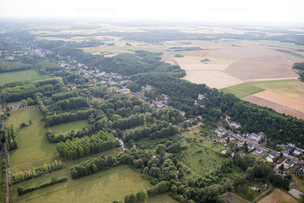 Aerial view: Hot air balloon launch in front of the Château de Perreux in Nazelles-Negron in Nazelles-Négron in the state Indre et Loire, France. – Photo: IMG_082312.jpg taken on 06/20/2015 by Werner Riehm/FLY-FOTO.com – Resolution of the original: 5472 x 3648 px