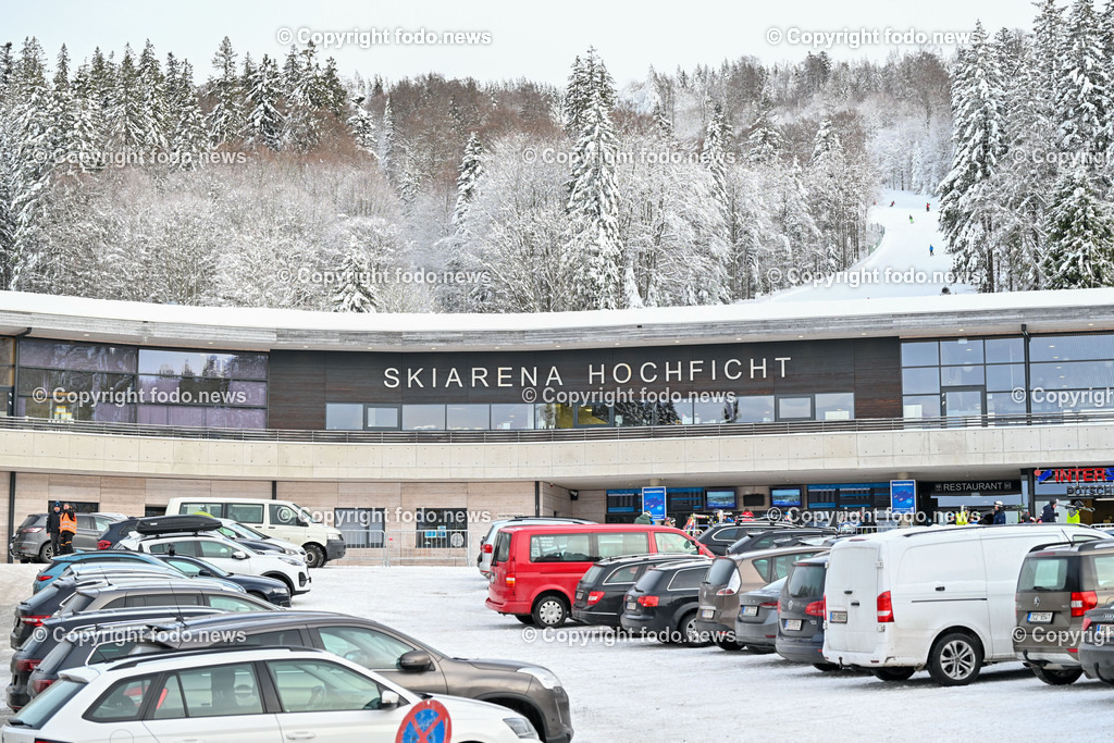 Hochficht_ Skigebiet_ Boehmerwald_ Saisonopening_ 08.12.2023-8 | 08.12.2023, Hochficht, AUT, Skigebiet Hochficht, Boehmerwald, Saisonopening 2023, im Bild Skiarena Hochficht, Parkplatz, Kassenbereich