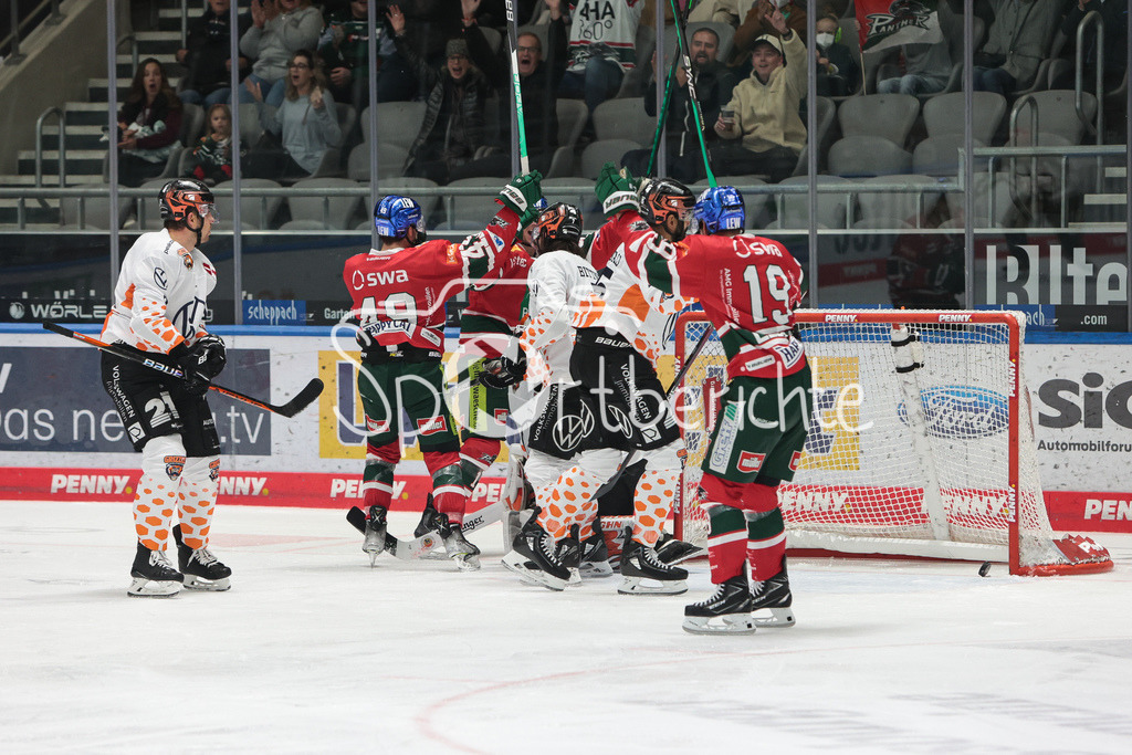 Augsburger Panther - Grizzlys Wolfsburg | Jubel des AEV - nach dem Treffer zum 2-1 durch Adam Payerl (AEV #11)