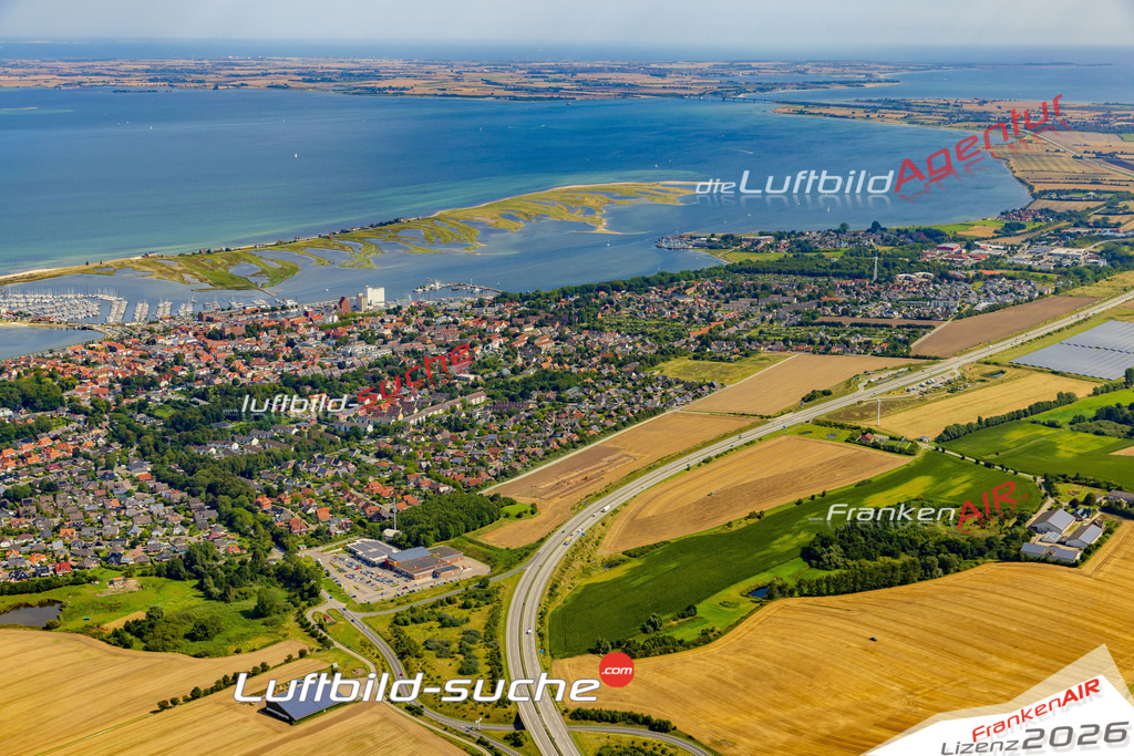 Neue Luftbildaufnahme der Stadt Heiligenhafen - Das Luftbild wurde 2025 vom UL-Flugzeug heraus erstellt ( keine Drohnenaufnahme ) - Hochauflösende Luftaufnahme - für Wandbilder und großformatige Ausdrucke geeignet. Das besondere Geschenk!Hier alle&nbsp;Infos zur Lizenzierung der LuftaufnahmeWir fliegen auch dieses Jahr wieder in Ihre Region um Luftbilder zu erstellen.- Luftbild anfragen