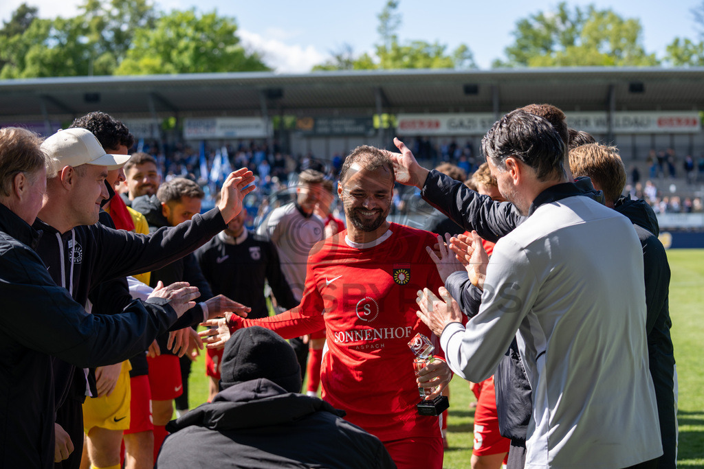 Stuttgarter Kickers vs. SG Sonnenhof Großaspach, Fussball, Regionalliga Suedwest, 34. Spieltag, 16.05.2026 | Fabian Eisele (SG Sonnenhof Großaspach, #23) bekommt die Torjägerkanone/Torjaegerkanone überreicht/ueberreicht,Stuttgarter Kickers vs. SG Sonnenhof Großaspach, Fussball, Regionalliga Suedwest, 34. Spieltag, 16.05.2026